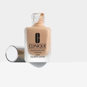 Clinique Superbalanced Makeup Liquid Foundation (CN62 - Porcelain Beige MF)